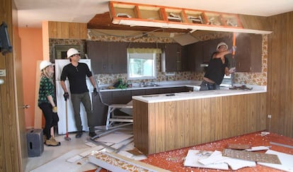 El equipo de 'Tu casa lo vale' comienza la demolición de una cocina a reformar.