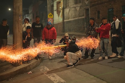 Jóvenes lanzan atacan con pólvora a sus contrincantes en La Perseverancia, en Bogotá.