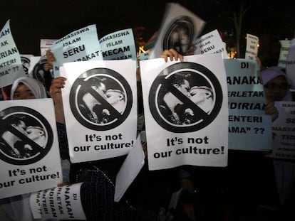 Manifestantes protestam em Kuala Lumpur contra a realização de um show de Adam Lambert, por sua relação com a “cultura gay”, em 2010.