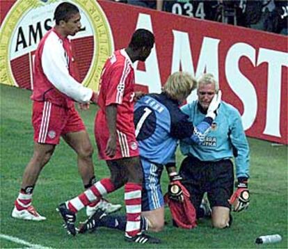 Santiago Cañizares es consolado por el portero del Bayer Múnich, Oliver Kahn, y otros dos jugadores de su equipo.