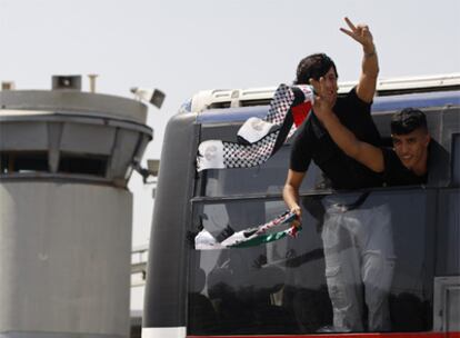 Dos de los presos liberados saludan al llegar al puesto de Beitunya.