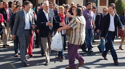 Una vecina de Almería saluda a Griñán al cruzarse con el presidente de la Junta por la calle.