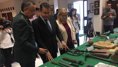 El delegado del Gobierno en Andalucía, Antonio Sanz (centro), revisa las piezas arqueológicas intervenidas.