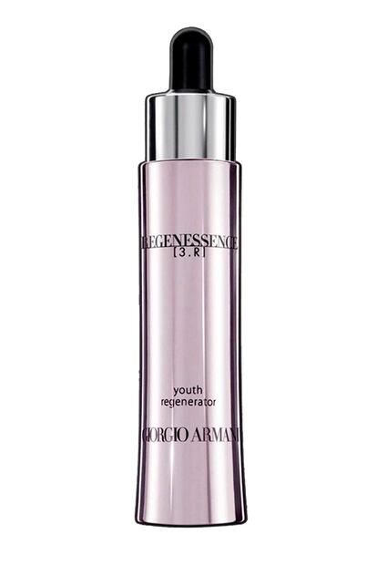 El primer paso diario para rejuvenecer y regenerar la piel. Es el Regenessence [3.R] Youth Regenerator de Giorgio Armani, un potente elixir creado para alisar las arrugas y aportar luminosidad. Contiene tres moléculas (Proxylane, Vitamina C y Aceite de Linaza) altamente eficacies en la regeneración. Su verdadera acción se aprecia en 6 semanas, pero ya desde la primera aplicación se empieza a notar una piel más luminosa y uniforme. Su precio es de 95 euros.