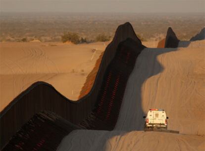 Un vehículo de la guardia fronteriza, en el desierto entre Arizona y California.