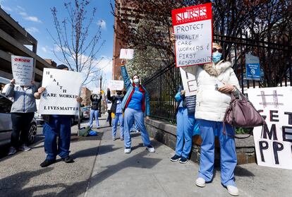 Enfermeiras fazem protesto em frente a hospital de Nova York por falta de equipamento de segurança para trabalhar em meio à epidemia da covid-19