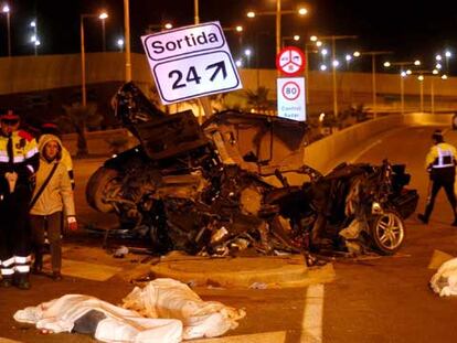 Accidente de un coche en la ronda litoral de Barcelona que costó la vida a tres jóvenes en diciembre de 2004.