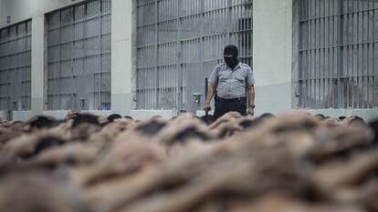 Detenidos en el interior del Centro de Confinamiento del Terrorismo (CECOT).