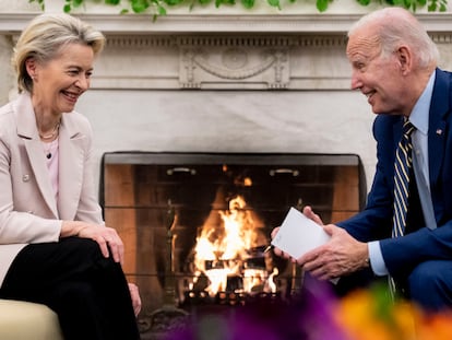 El presidente de Estados Unidos, Joe Biden, al comienzo de la reunión con Ursula Von der Leyen, presidenta de la Comisión Europea.