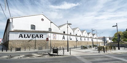 Fachada de la bodega principal de Alvear en Montilla.