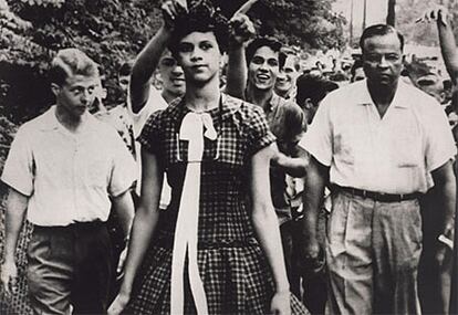 Aquel día de septiembre de 1957, a Dorothy Counts le cupo el honor de ser una de las primeras estudiantes negras en asistir al instituto Harry Harding de Charlotte, en Carolina del Norte. Se acababa de abolir la segregación racial, y Dorothy hubo de aguantar los insultos y las pedradas de los racistas blancos que le gritaban "¡Vuelve a tu lugar de origen!". Cuatro días después, harta de vejaciones, Dorothy se fue a su casa.