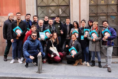 El candidato de Más País a la Presidencia del Gobierno, Íñigo Errejón, posa con los apoderados tras votar en el Colegio Santa Teresa de Jesús de Madrid.