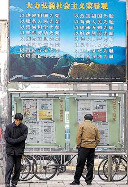 Los ocho aforismos cuelgan en las calles de las ciudades chinas.