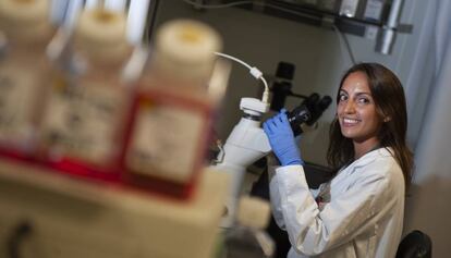 Laura Escudero en el laboratorio del Instiuto de Oncología del Vall d'Hebron. 