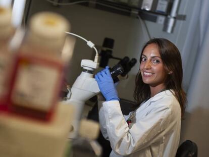 Laura Escudero en el laboratorio del Instiuto de Oncología del Vall d'Hebron. 