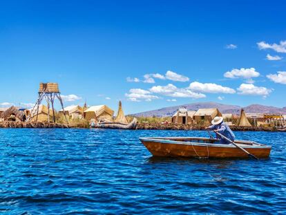 Una embarcación frente a una de las islas de los uros, en la parte peruana del lago Titicaca. 
