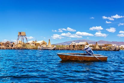 Una embarcación frente a una de las islas de los uros, en la parte peruana del lago Titicaca. 