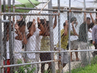 Migrantes no centro de detenção da Austrália em Manus.
