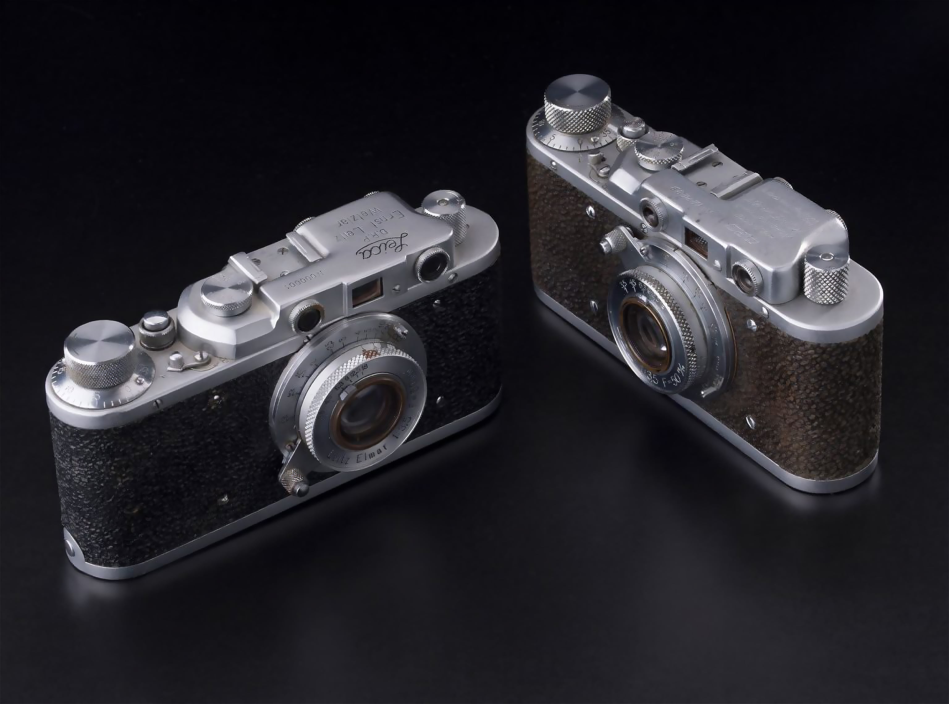 Una FED 1d ucrania (derecha), producida entre 1939 y agosto de1941, copia de la Leica II (izquierda).