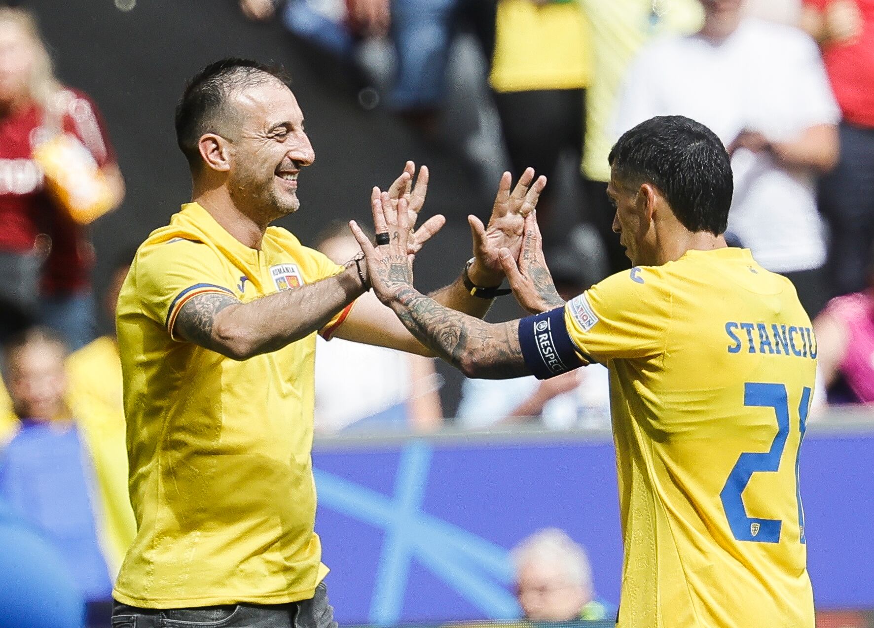 Un aficionado rumano invade el campo y celebra el resultado junto a Nicolae Stanciu, goleador del 1:0.