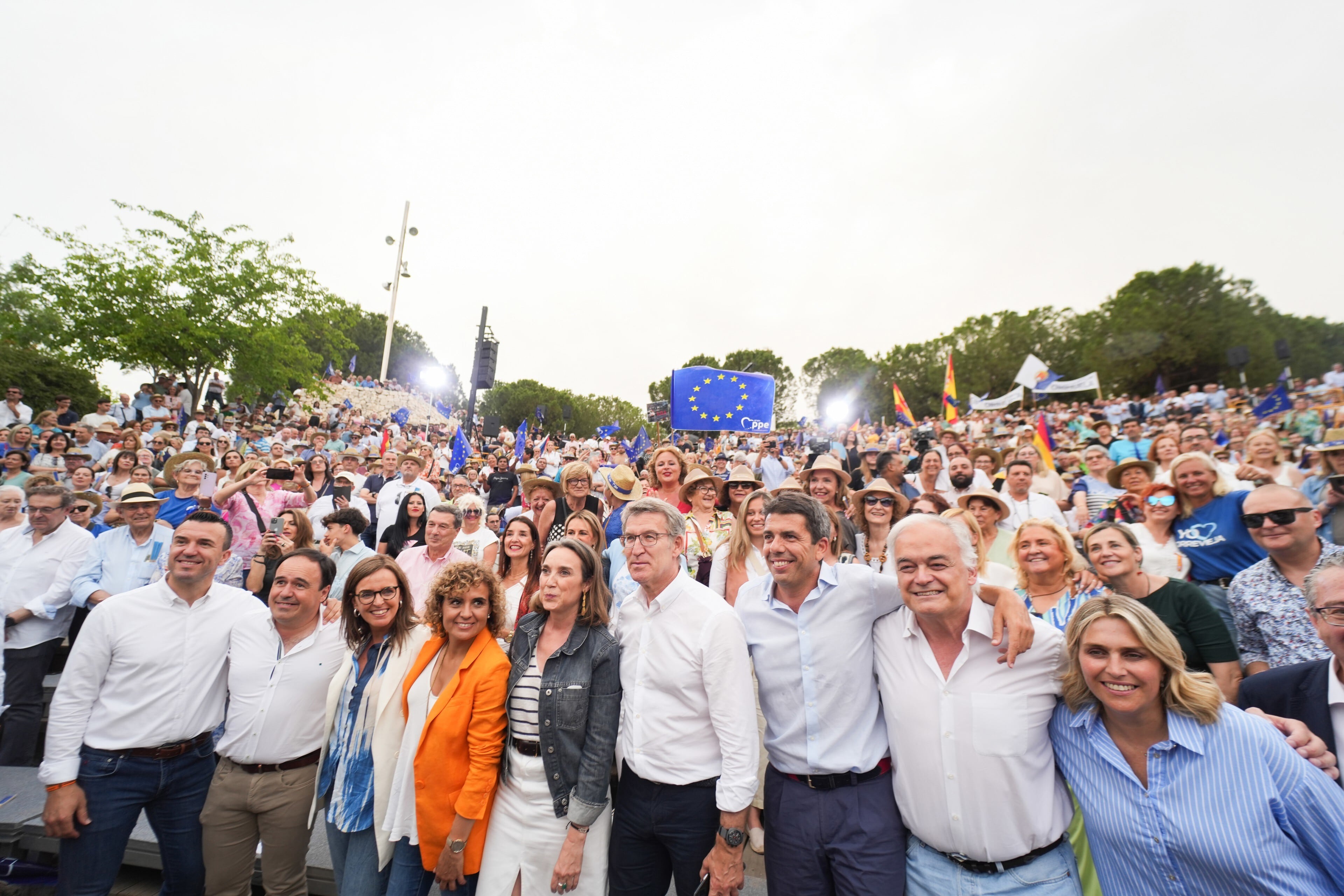 Varios dirigentes del PP durante un mitin de cierre de campaña del Partido Popular, en el Auditorio Parque de Cabecera de Valencia, el 7 de junio.