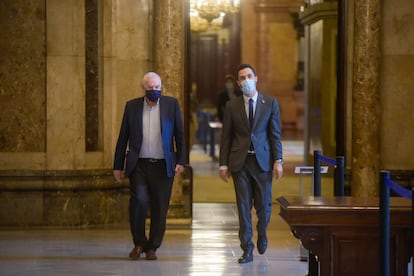 El presidente del Parlament, Roger Torrent y el diputado Ernest Maragall, en el Parlament.