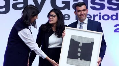 María Blasco entrega el premio a Ronny Rojas y Maye Primera.