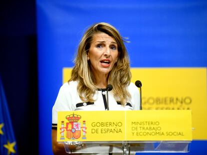 Yolanda Díaz, ministra de Trabajo, atiende a la prensa este lunes en Madrid.