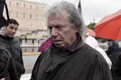 El padre de Nikos Romanós espera ante el Parlamento durante la votación de la nueva ley sobre permisos penitenciarios.