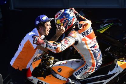 Dani Pedrosa celebra su victoria en el circuito Ricardo Tormo, en Cheste, el 12 de noviembre de 2017.