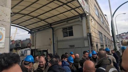 Trabajadores a las puertas del astillero vigués Hijos de J. Barreras