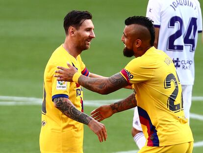 Arturo Vidal celebra su gol con Messi.