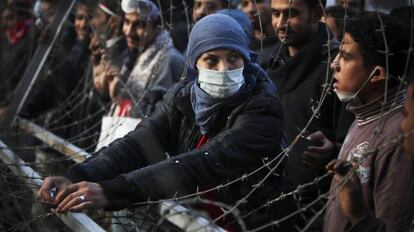 Manifestantes se agolpan en las barricadas de la plaza de Tahrir.