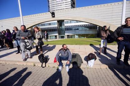 Los trabajadores, tras el fin de las emisiones, en el Centre de Producció de Canal 9