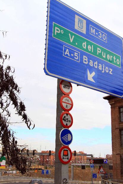 La fotografía está tomada desde la salida a la A-5 por Marqués de Vadillo. En un poste vertical hay instaladas cinco señales. No son contradictorias, pero es difícil poder leer todas al mismo tiempo. Desde el Ayuntamiento reconocen que la normativa permite incluir hasta seis señales por poste, pero que lo recomendable son dos.