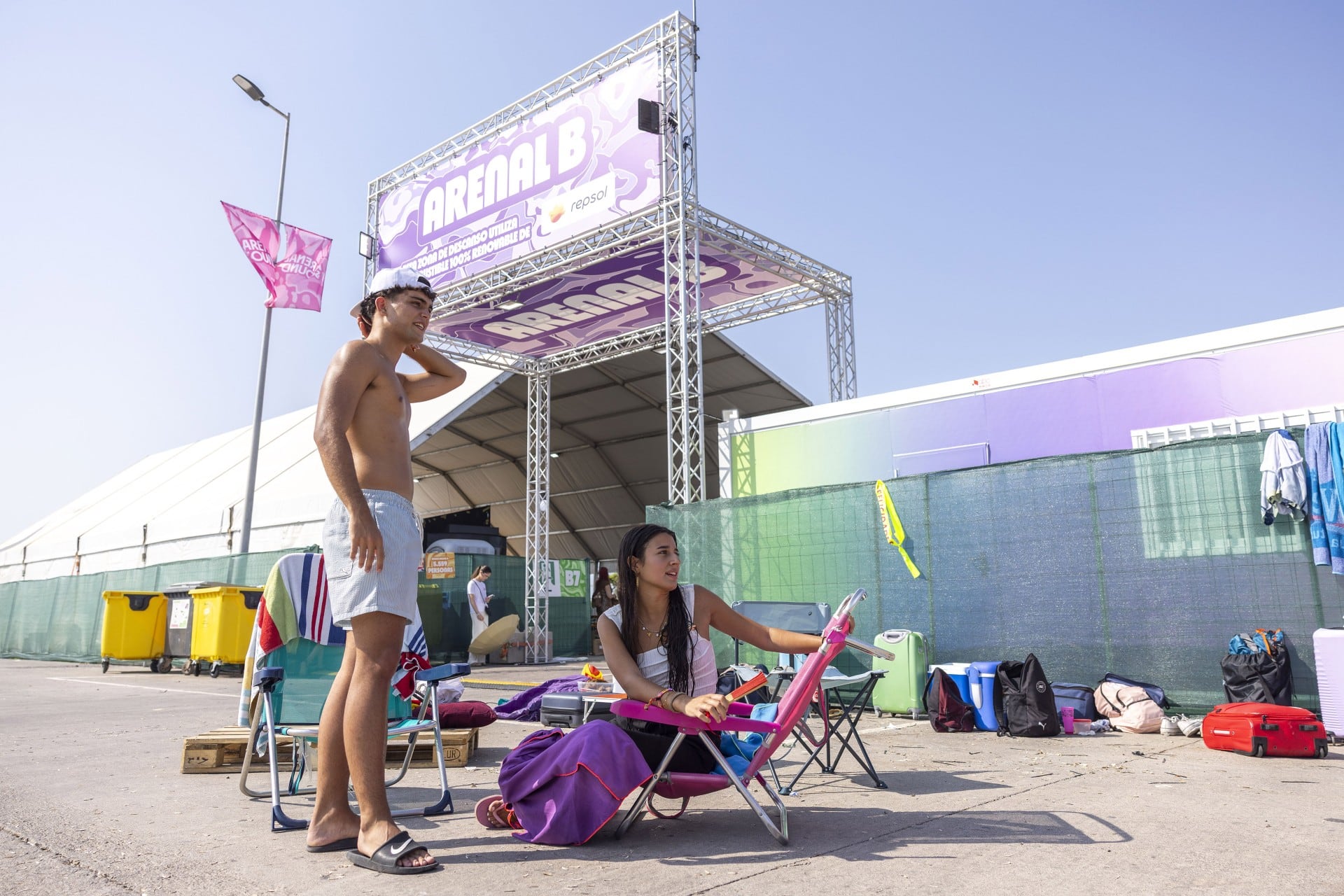 Una pareja, en la entrada del Arenal Souind, este miércoles.