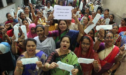 Imagen de archivo de una manifestación en Bombay contra los precios de las compresas.