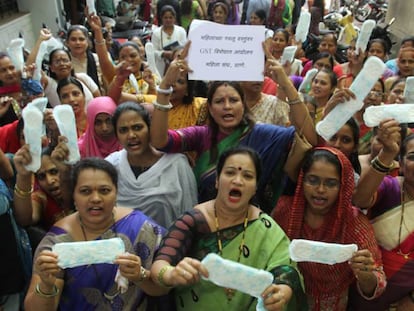 Imagen de archivo de una manifestación en Bombay contra los precios de las compresas.
