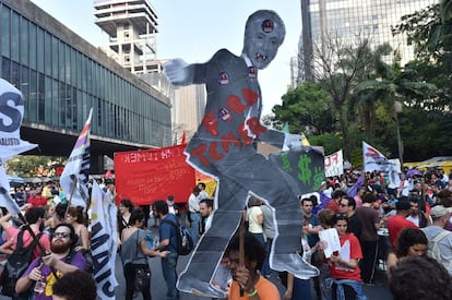 Un manifestante sujeta una pancarta en la que se puede leer 'Fora Temer' durante una manifestación en São Paulo.