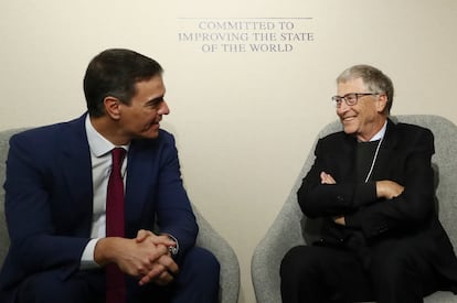 El presidente del Gobierno, Pedro Sánchez, en su reunión de este miércoles con el copresidente de la Fundación Bill & Melinda Gates, Bill Gates, en Davos (Suiza).