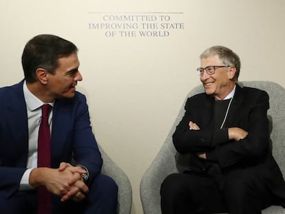 El presidente del Gobierno, Pedro Sánchez, en su reunión de este miércoles con el copresidente de la Fundación Bill & Melinda Gates, Bill Gates, en Davos (Suiza).