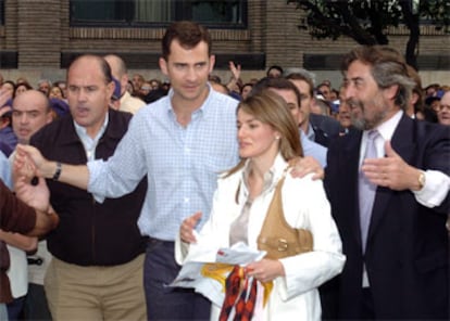 La plaza del Pilar comenzó a llenarse de gente poco después de las tres de la tarde de ayer, cuando empezó a correr la noticia de la visita de los Príncipes. Más de 5.000 personas se agolparon, aplaudieron e intentaron saludar a los recién casados cuando llegaron a la basílica del Pilar, después de visitar Cuenca, donde pasaron la noche del domingo, y la localidad turolense de Albarracín.