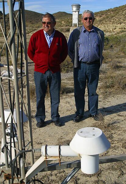 Pascual Soler (izquierda) y José Zamora, en una parcela afectada.