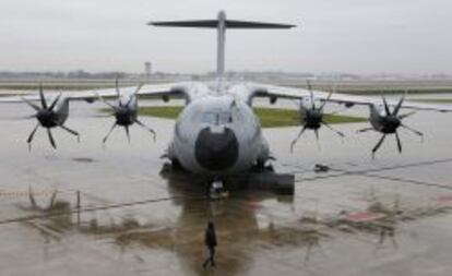 El nuevo avi&oacute;n de transporte militar Airbus A400M de las Fuerzas A&eacute;reas francesas, durante su presentaci&oacute;n en Colomi&egrave;rs.