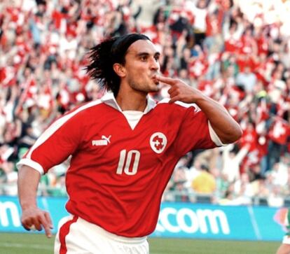 Hakan Yakin celebra un gol con la selección suiza en 2004.