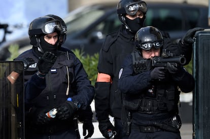 Miembros de la policía de la brigada anticriminalidad (BAC) monitorean tratan de controlar la situación en la ciudad de Nantes este lunes, durante un mitin en el segundo día de huelgas y protestas en Francia. 