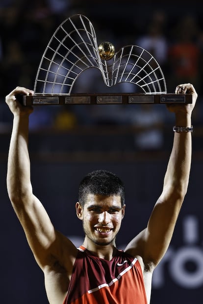 El tenista español Carlos Alcaraz sigue rompiendo récords y asombrando a todos. Tras ganar en Río de Janeiro (Brasil) su primer torneo 500, ha ascendido al top 20 de la clasificación mundial y es el más joven en alcanzar esta cota, desbancando a otro ilustre como Rafael Nadal. Con 18 años, nueve meses y 16 días, el murciano es el más joven de los jugadores en activo en llegar al top 20, adelantando a Nadal que consiguió esta gesta con 18 años, 10 meses y un día. “Me he marcado como objetivo no salir del top 20 y seguir progresando poco a poco”, declaró, tras su coronación brasileña. 