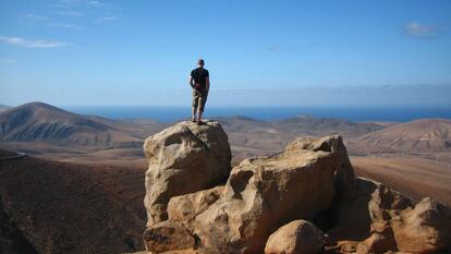 Un senderista en el macizo de Betancuria, en Fuerteventura.