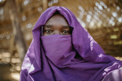 Fátima (nombre ficticio), una niña de 16 años refugiada en el campo de Metché en Chad, es de Geneina (Sudán). "Éramos felices, estábamos a salvo", recuerda. Esa paz se vio violentamente interrumpida cuando un grupo de agresores destruyeron su casa, saquearon sus pertenencias y mataron a quienes intentaron defenderse, incluido su padre. Fátima fue agredida cuando el resto de la familia intentaba huir. "Me violaron y quedé embarazada", dice de forma inexpresiva y con una inquietante calma en la voz.  "Estoy agradecida de estar aquí, pero aún arrastro el dolor de lo que pasó en Sudán".
World Vision apoya a mujeres sudanesas refugiadas que han sufrido violencia de género como Fátima, fotografiada en Chad, en septiembre de 2024.