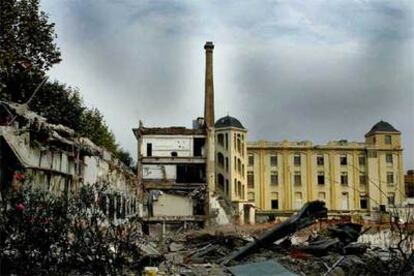La chimenea y parte de la antigua fábrica de Bayer se conservarán.